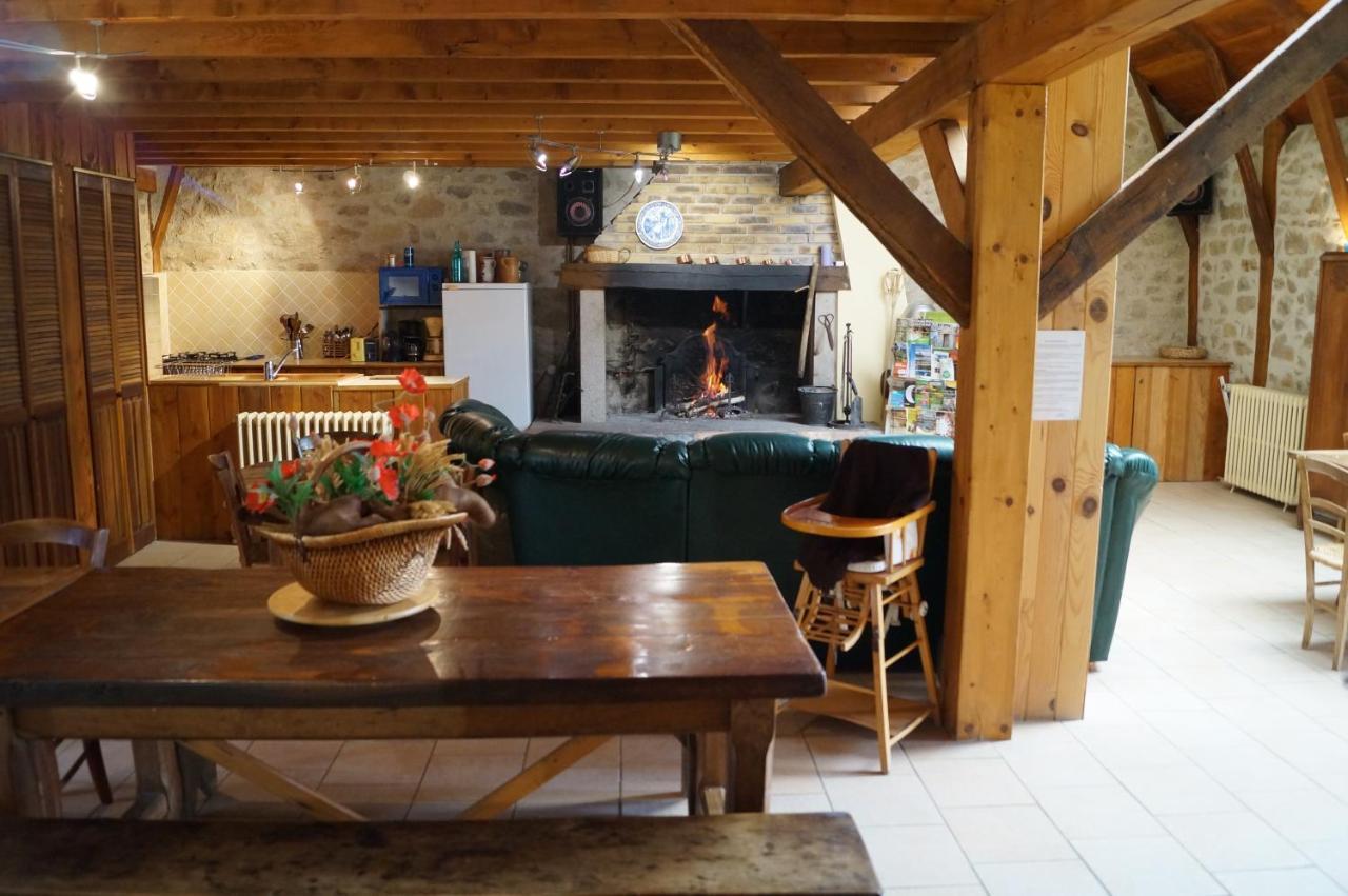 Gite De 15 Places En Chambre De 2, 4, 5 Personnes Saint-Exupéry-les-Roches 外观 照片